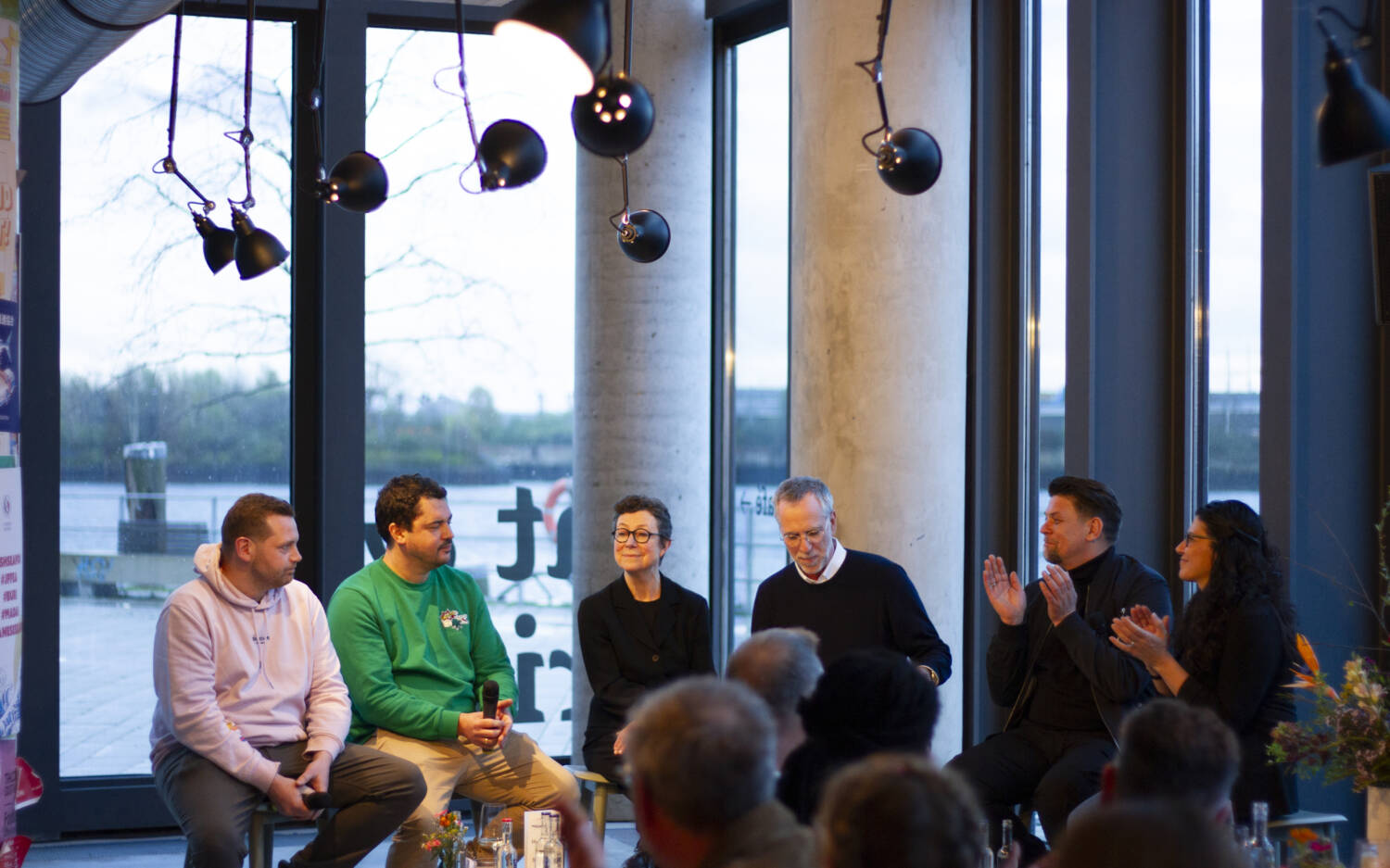 Diskutierten über das Thema „So einfach und gut i(s)st Hamburg“: Valentin Broer, Vena Steinkönig, Elisabeth Füngers, Markus Tirok, Tim Mälzer und Nessy Rose (v.l.n.r) / ©Johanna Zobel