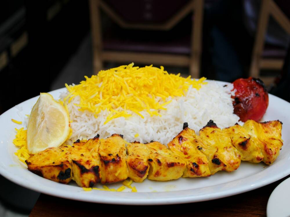 Fleischspieße und tarditioneller Reis: Das Bamiyan in Eilbek bringt orientalische Küche auf die Teller / ©Unsplash/ Janet Ganbold