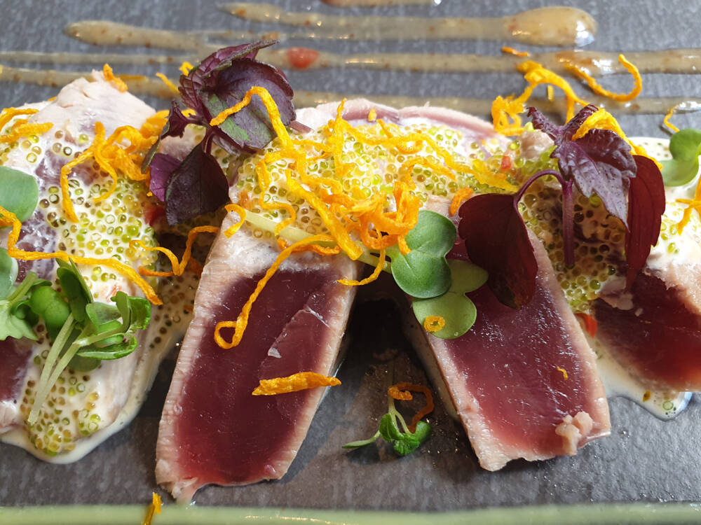 Heimatküche á la Hof Immenhorst: Das Anrichten der Teller unterstreicht die Qualität des Fisches / ©Hof Immenhorst