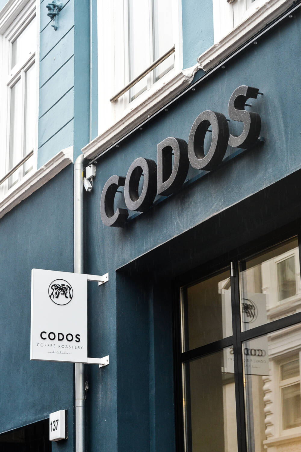 In Ottensen lockt die Codos-Bulldogge mit hauseigenem Kaffee, Bio-Backwaren und vielen Sitzplätzen / ©Codos