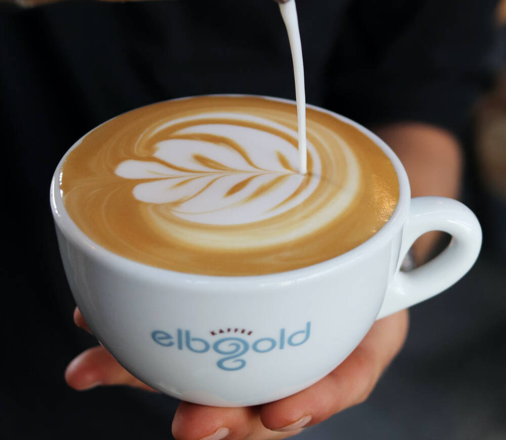 Latte Art können sie bei elbgold – und Kaffee ebenfalls / ©elbgold