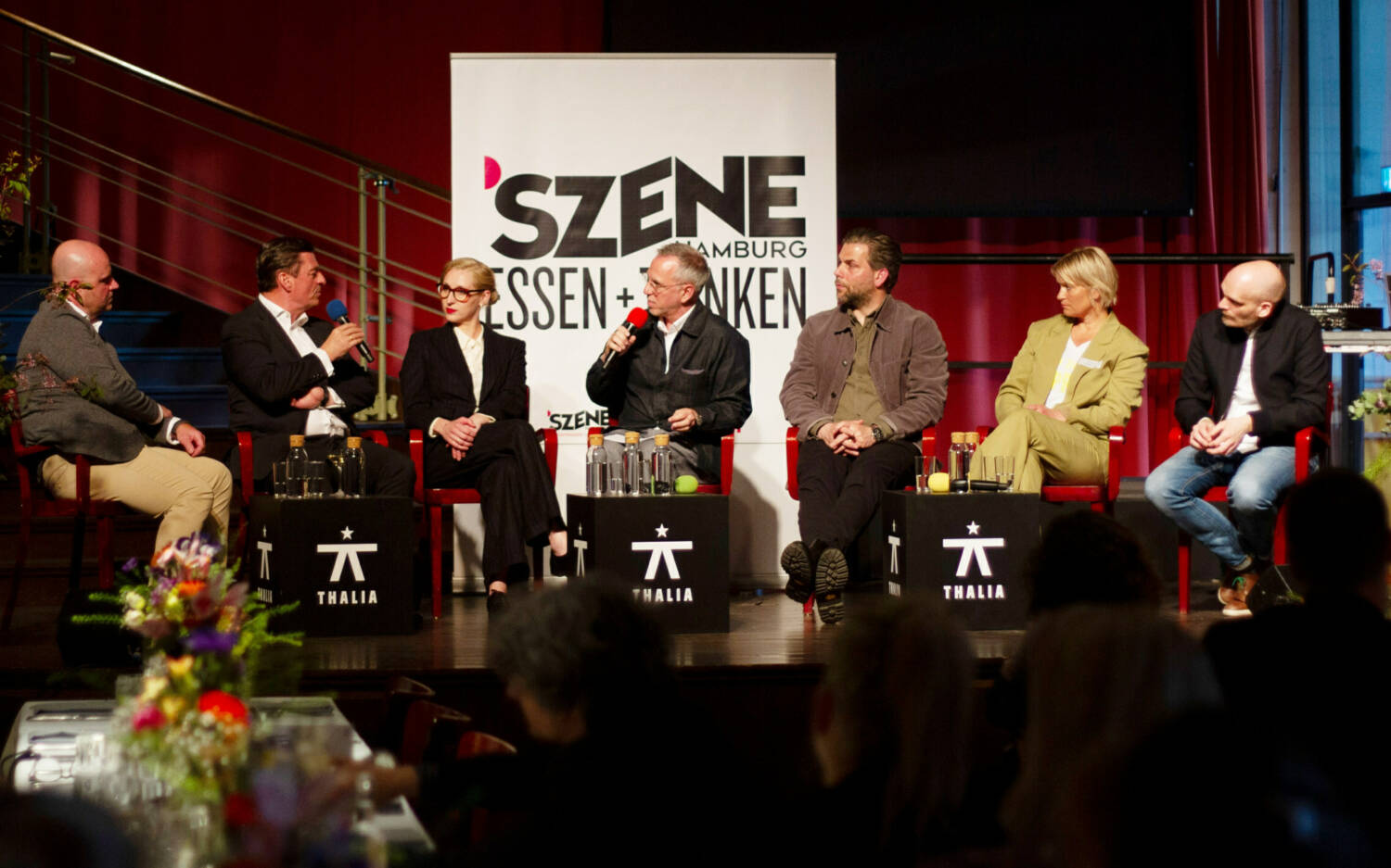 Moderator Markus Tirok (Mitte) diskutiert mit Björn Juhnke (Haco/von rechts), Folke Kaempfe (Alte Rader Schule), Hannes Schröder (u.a. Küchen- freunde), Sophie Lehmann (100/200 Kitchen), Ingo C. Peters (Vier Jahreszeiten) und Michael Finck (Frischeparadies) im Thalia in der Gaußstraße / ©Johanna Zobel