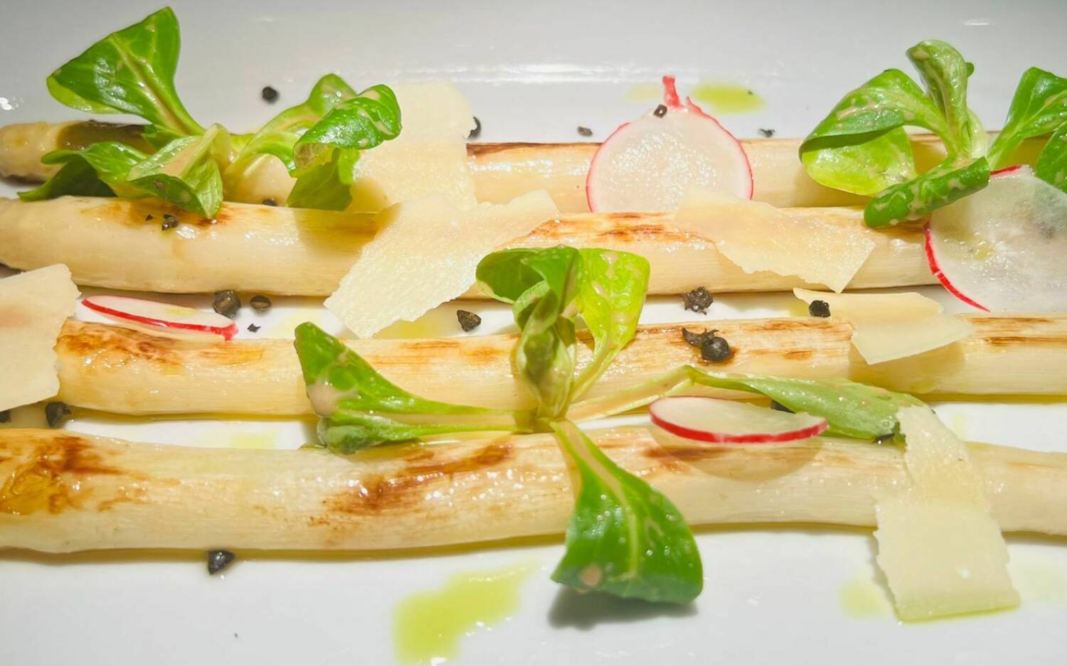Spargel gehört in Hamburg zum Frühling und im Restaurant Lenz auf jeden Fall auf die Speisekarte / ©Lenz Leslie Himmelheber