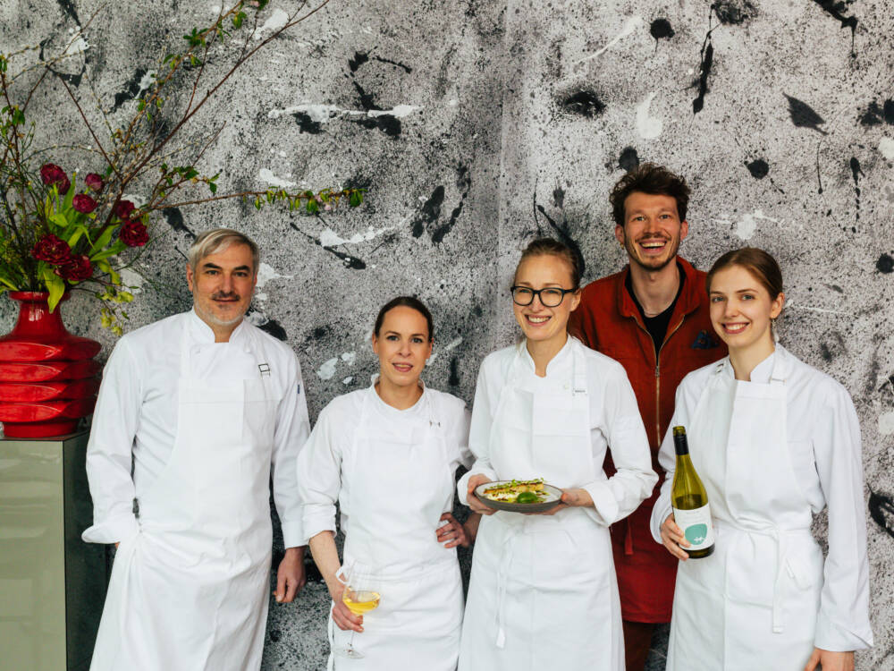 Thorsten Gillert (links) hat seinem erdbeerfressenden Drachen samt gut gelauntem Team an der Alster eine neue Höhle geschaffen / ©Julia Schumacher