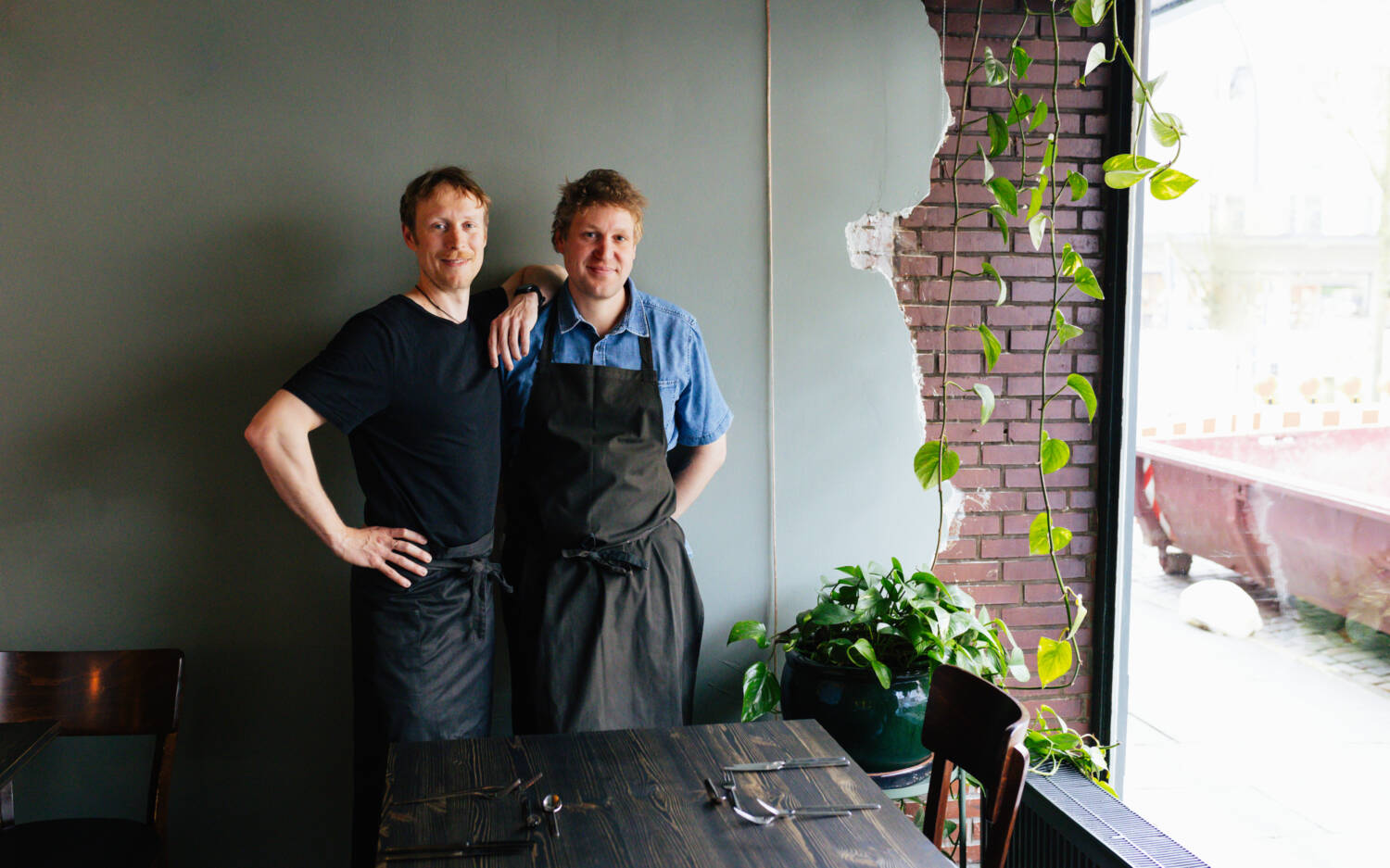 Verwöhnen die Gäste mit fleischloser Bistro-Küche auf hohem Niveau: Inhaber Christian Piwitt und Küchenchef Johan Lindloff / ©Julia Schumacher