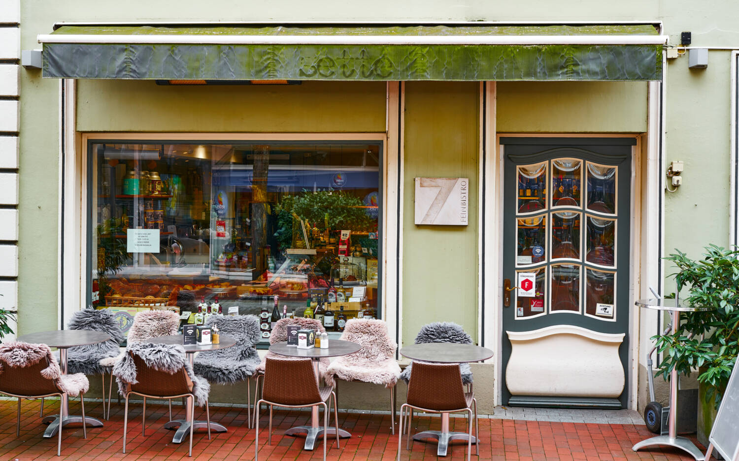 Auch vor dem Bistro können Gäste sich gemütlich niederlassen / ©Marc Sill