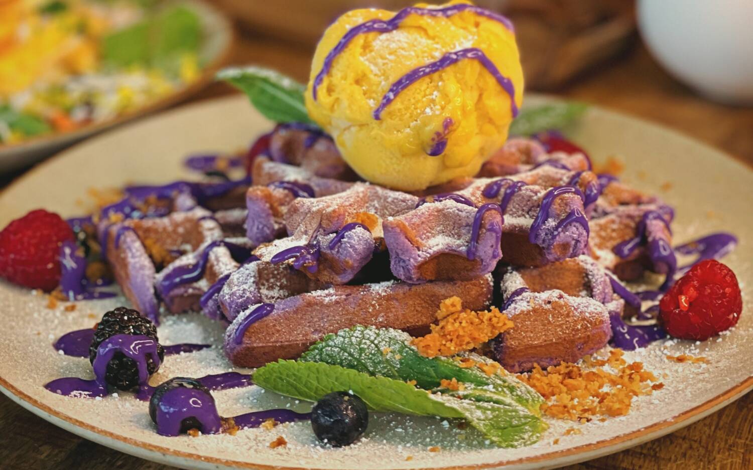 Die Lila Yamswurzelwaffeln mit Mangosorbet gehört zu den Highlights des Menüs / ©Foodiejuli