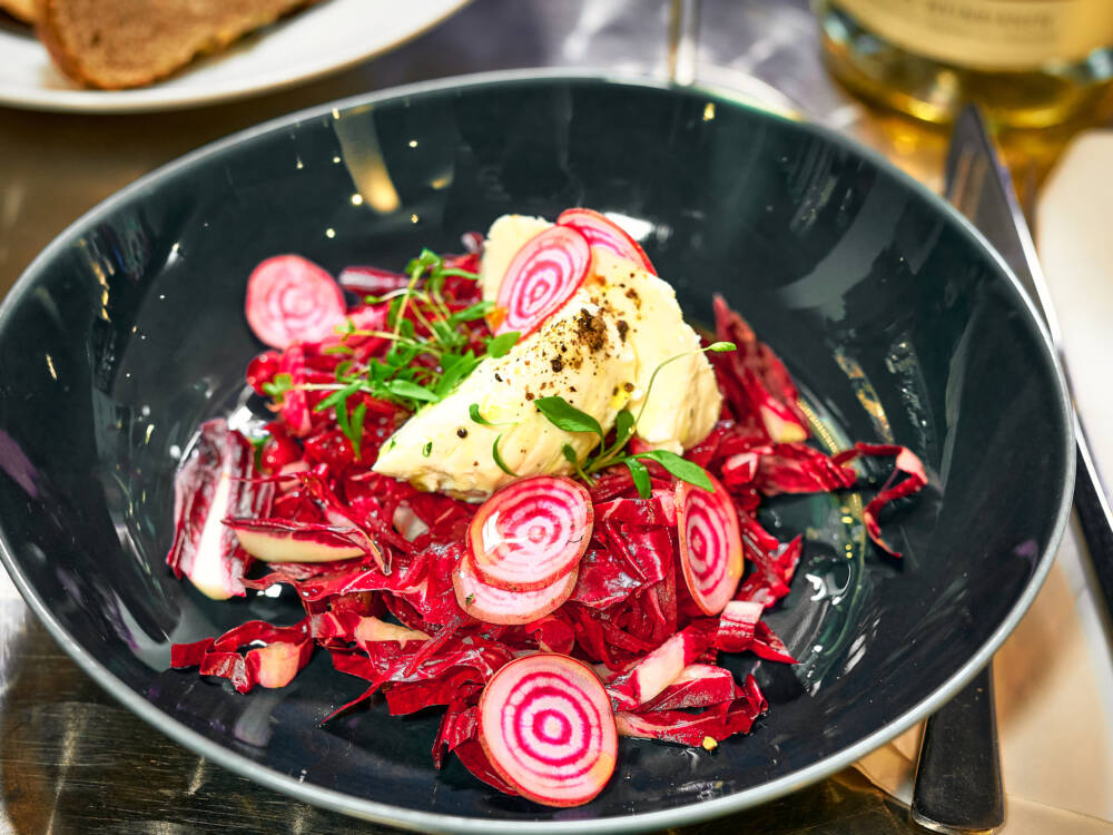 Farbenfrohe Arrangements beglücken die Gäste im Sette Feinbistro / ©Marc Sill