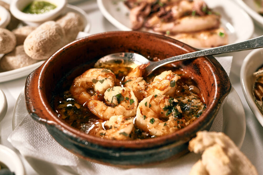 Heiße Gambas in Knoblauch-Öl vom Picasso passen hervorragend zu süffigem Flensburger Bier / ©Marc Sill
