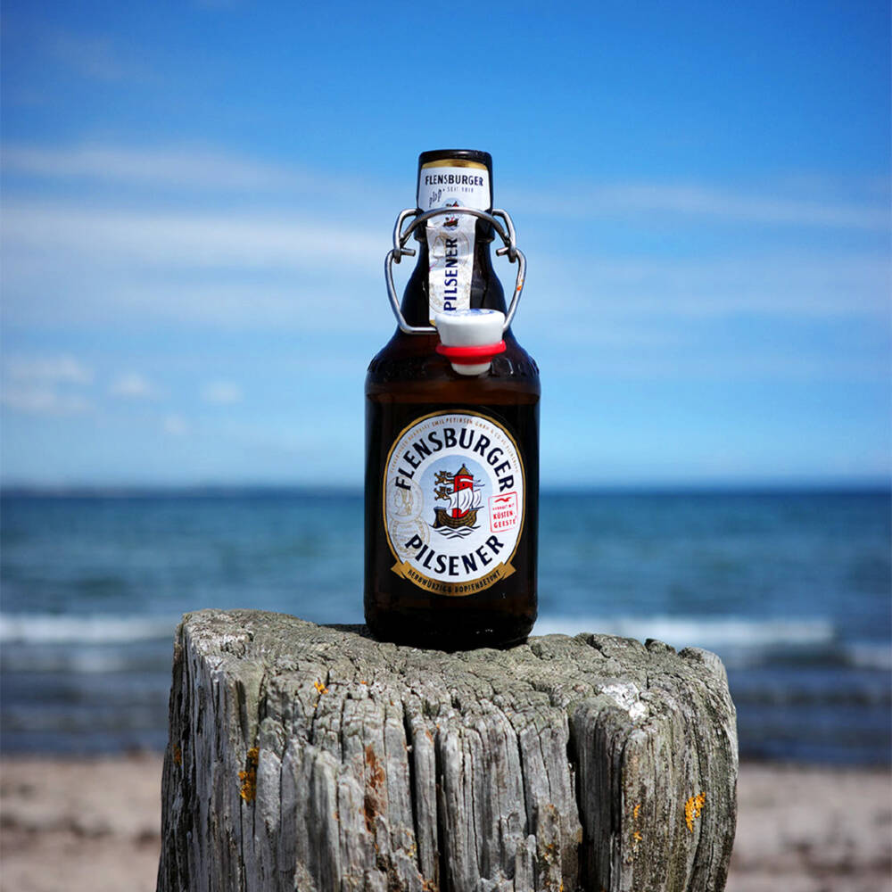 Mit dem Flensburger Pilsener ploppt man sich ans Meer / ©FLENS