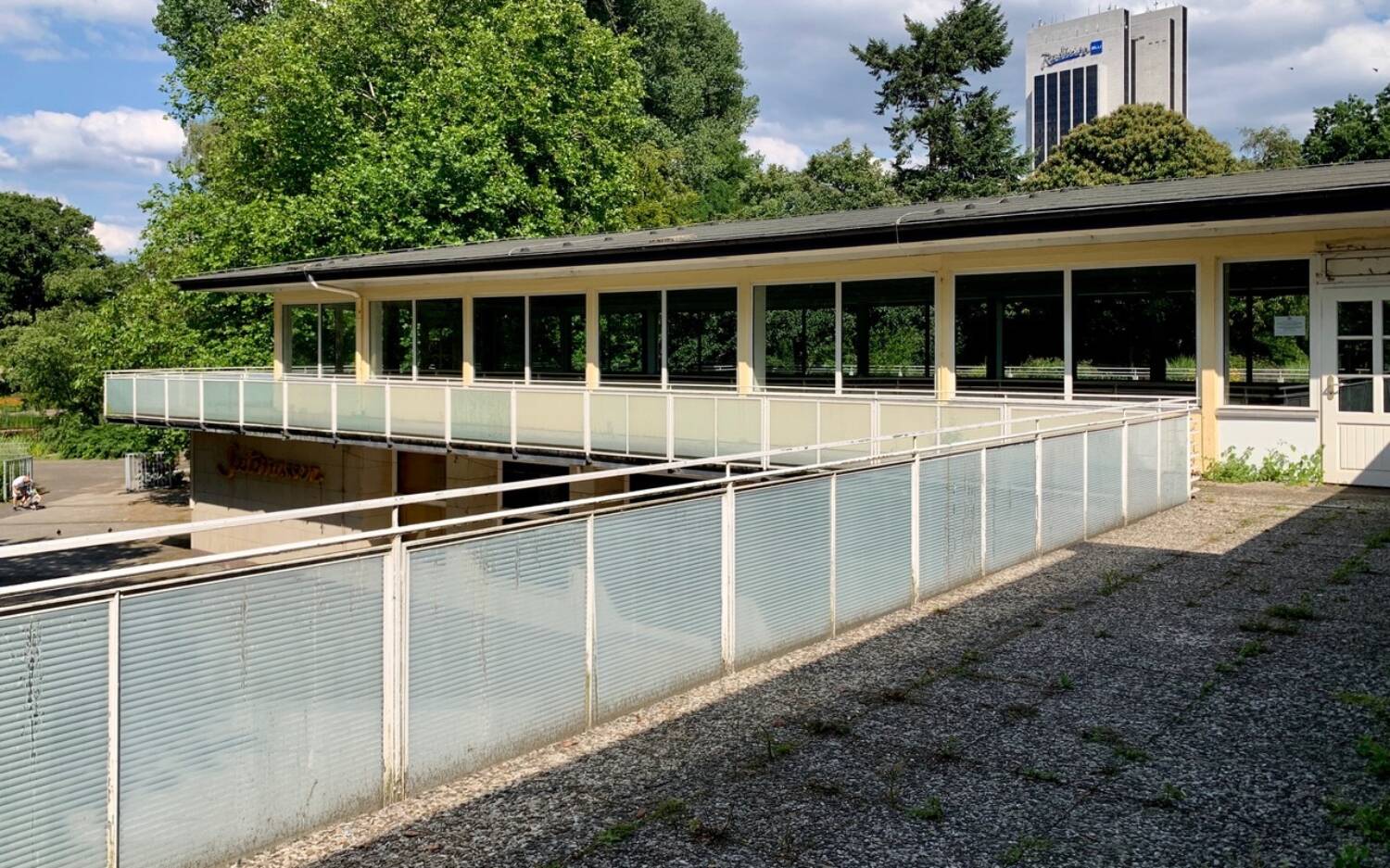 Noch liegt das Café Seeterrasen im Dornröschenschlaf / ©Kristina Sassenscheidt