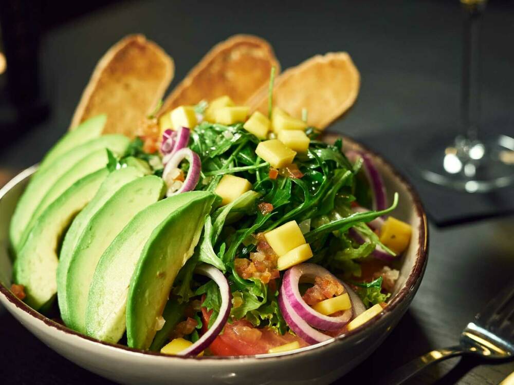 Zu den kreativen Bowls wird hausgebackenes Brot gereicht / ©Marc Sill