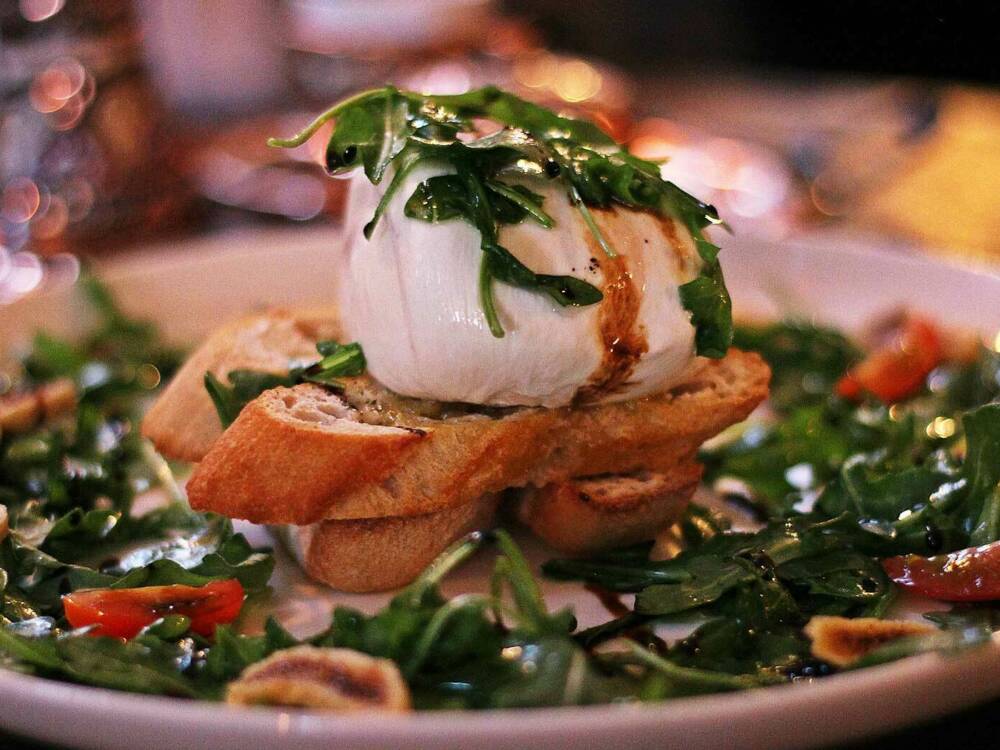 Als Vorspeise tischt die Filmhauskneipe Burrata-Salat auf / ©Unsplash/steph