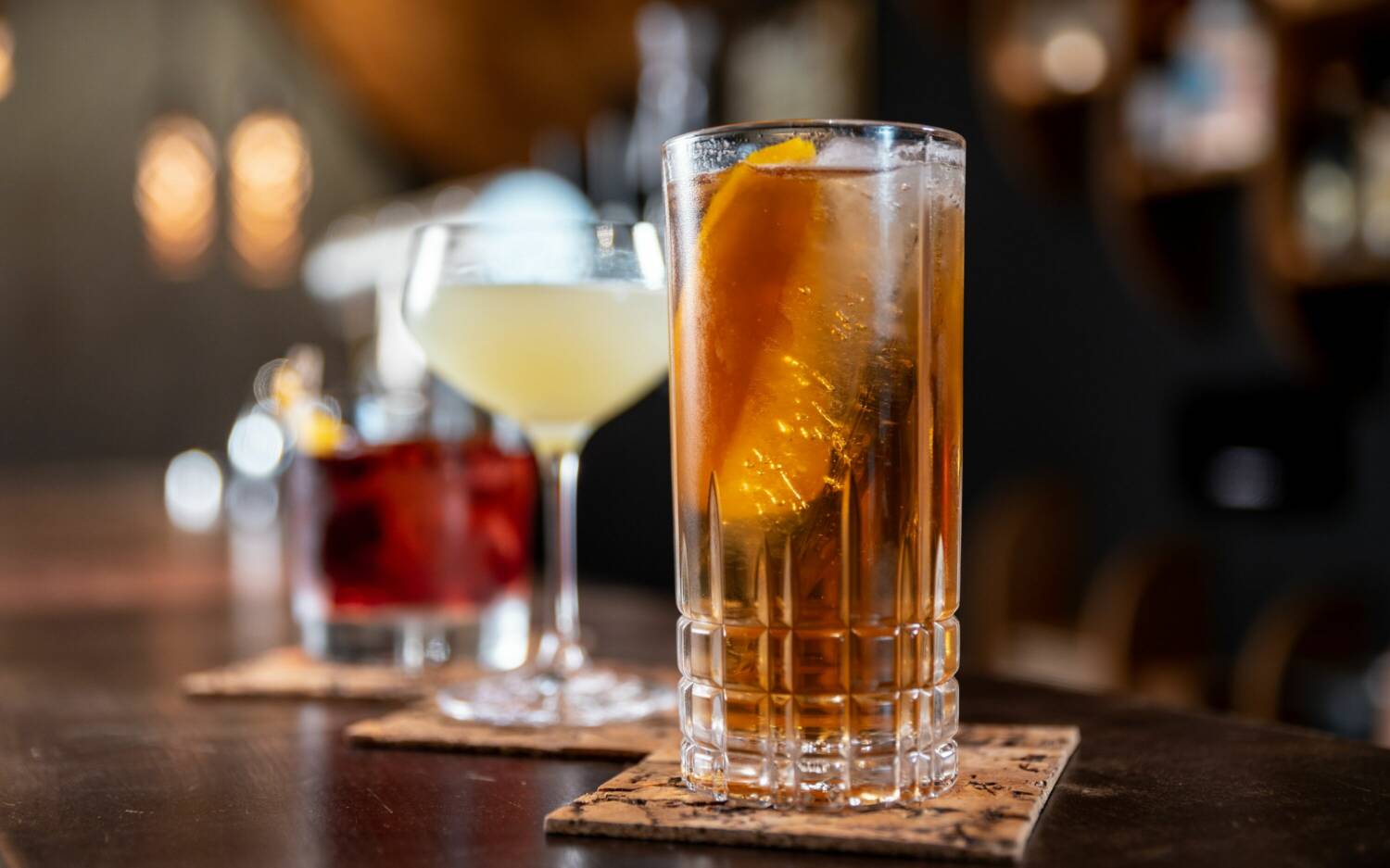 Cocktails aller Art bietet das Meyer Lansky’s in Neustadt / © Unsplash/Moritz Mentges