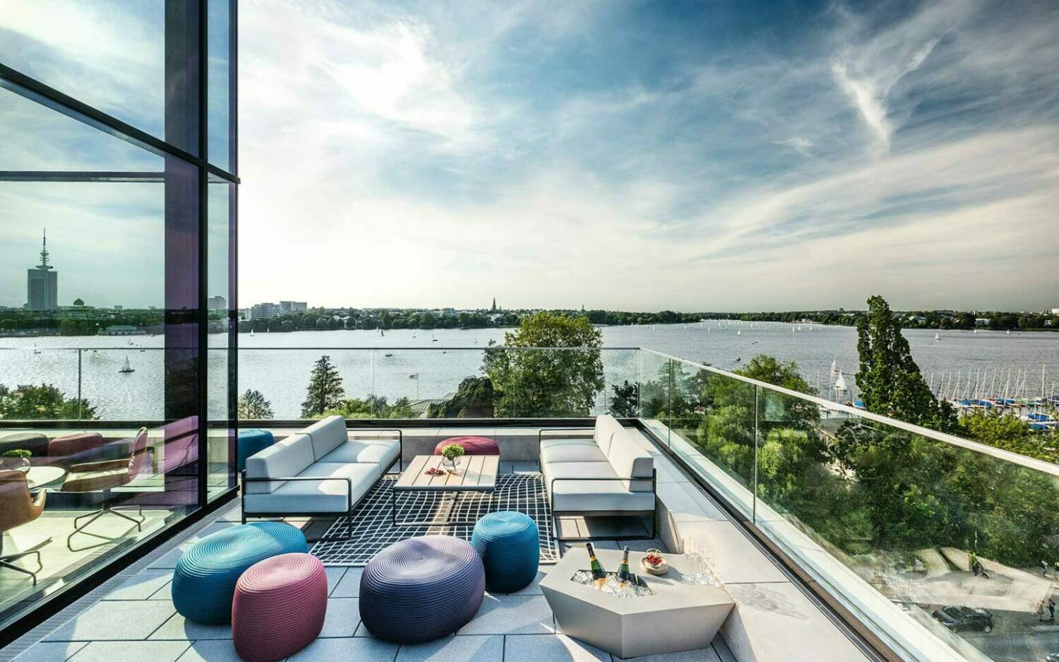 Die Dachterrasse in Hamburgs Heritage Bar bietet den perfekten Blick auf die Stadt / ©Le Méridien