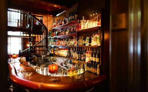 Die Theke der Jahreszeiten Bar in dem Grandhotel an der Alster / ©Guido Leifhelm