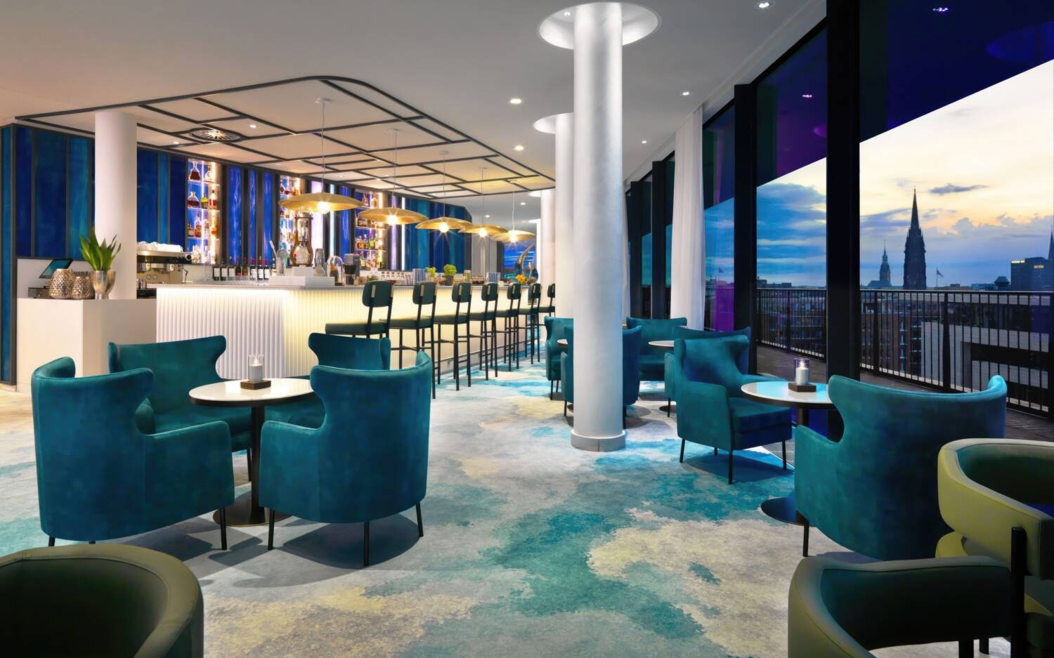 Die Blick Bar im The Westin Hotel Hamburg besticht mit hochwertiger Einrichtung und tollem Ausblick / ©Jenny Mata