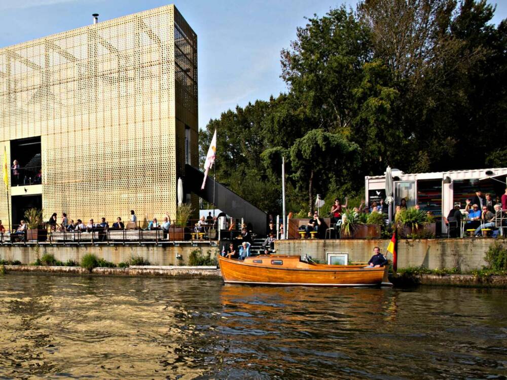 Hamburger Cafés am Wasser gibt es wohl wie Sand am Meer. Und nicht alle davon sind nur über den Landweg zu erreichen / © Entenwerder 1 
