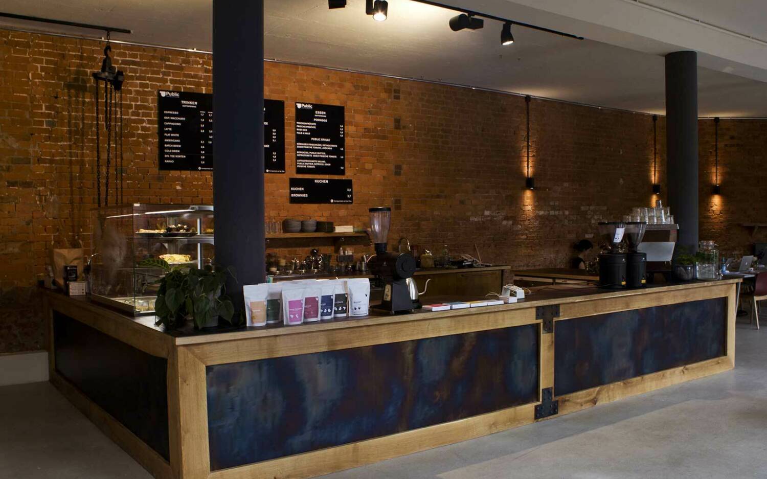 Kaffeerösterei in einem alten Backsteingebäude / ©Public Coffee Roasters