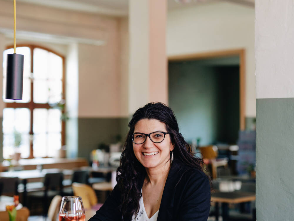Nessi Rose ist Teil der Geschäftsführung in dem Restaurant in Altonas Neuer Mitte  / ©Elma Speisekneipe