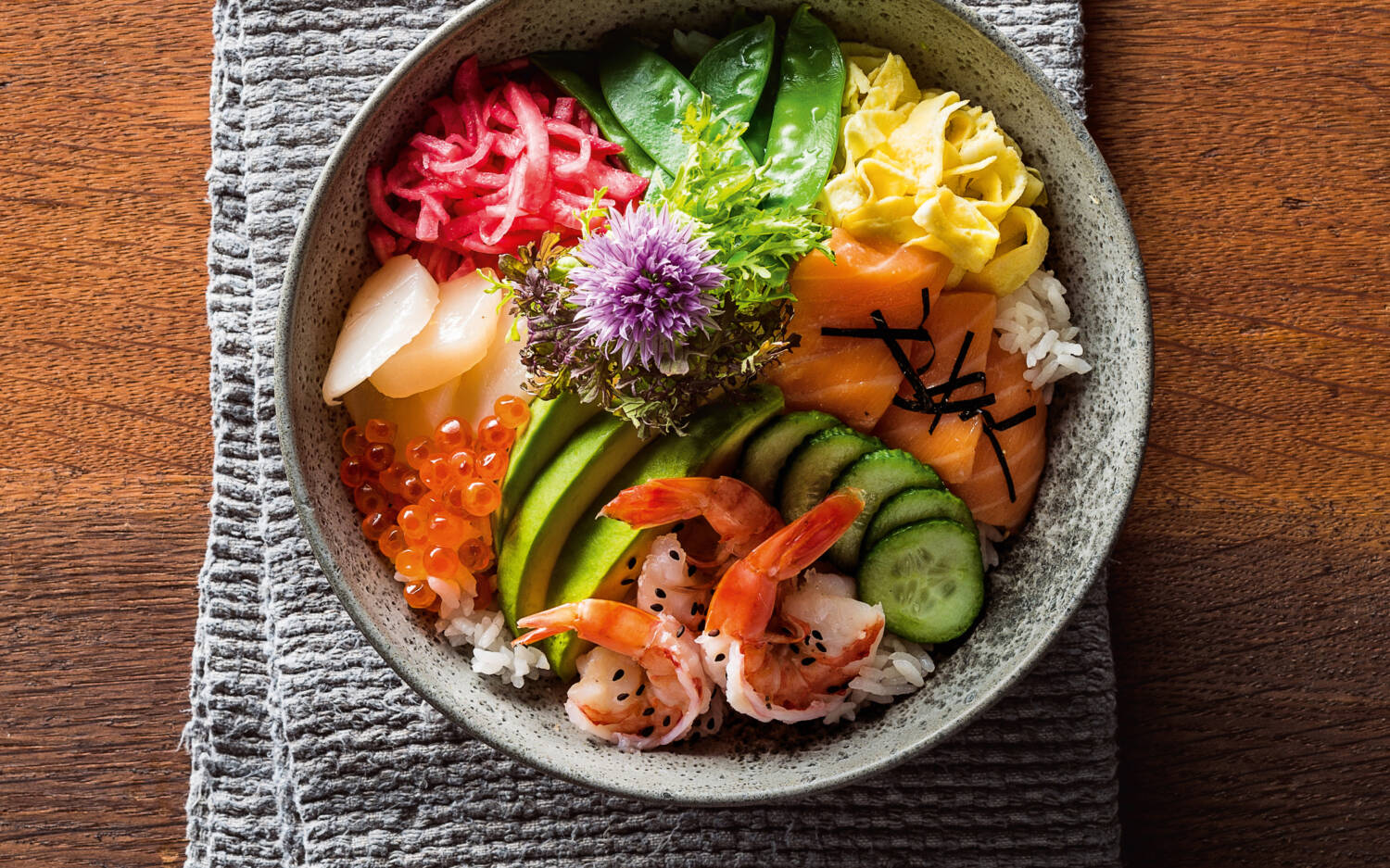 Chirashi-Sushi – diese Reisbowl bringt Farbe auf den Tisch / ©Andrea Thode/Hölker Verlag