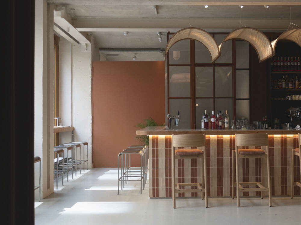 Das Authentikka in der Lillienstraße überzeugt mit hellen, sanften Farben und viel Licht / ©Whatforthat