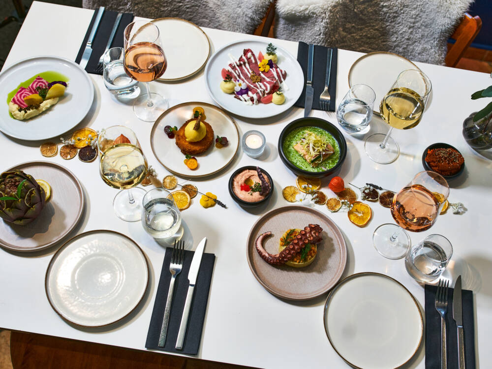 Einmal alles, bitte. Im Parea kommen herrliche griechische Tapas auf den Tisch / ©Marc Sill