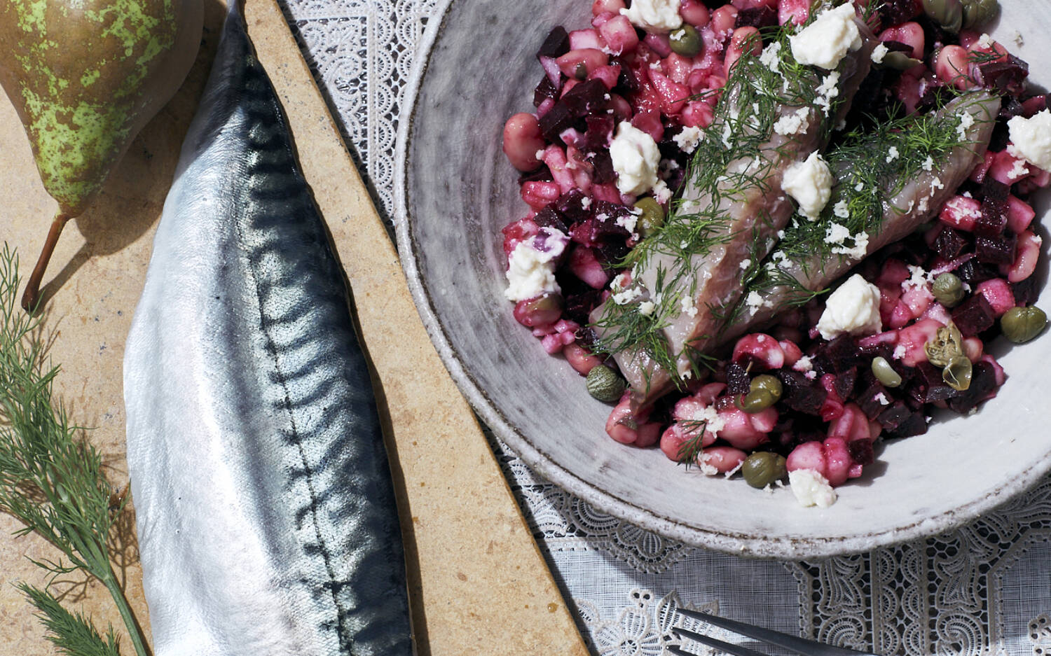 Gebeizte Makrele mit Rote-Bete-Salat. Geschmacklich unabdingbar ist der Fisch aber nicht / ©Maria Grossmann / AT-Verlag