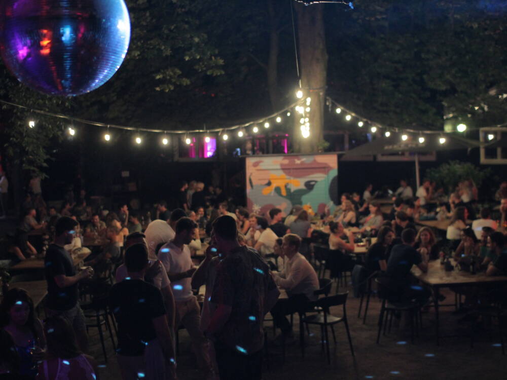 Zeit, sich durch die Welt zu probieren: Regelmäßig füllt sich der Biergarten im Schrødingers mit Thai und African Food / ©schrödingers