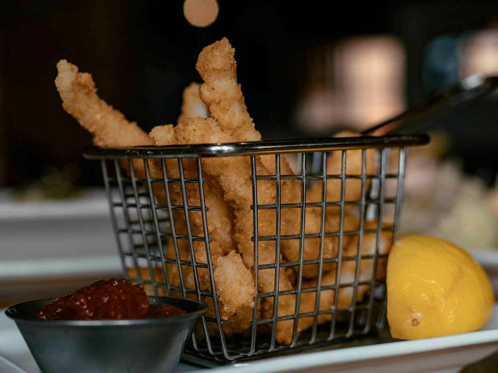 Calamari, frittierte Tintenfischringe, stehen ebenfalls auf der Speisekarte / ©unsplash/Maury Page