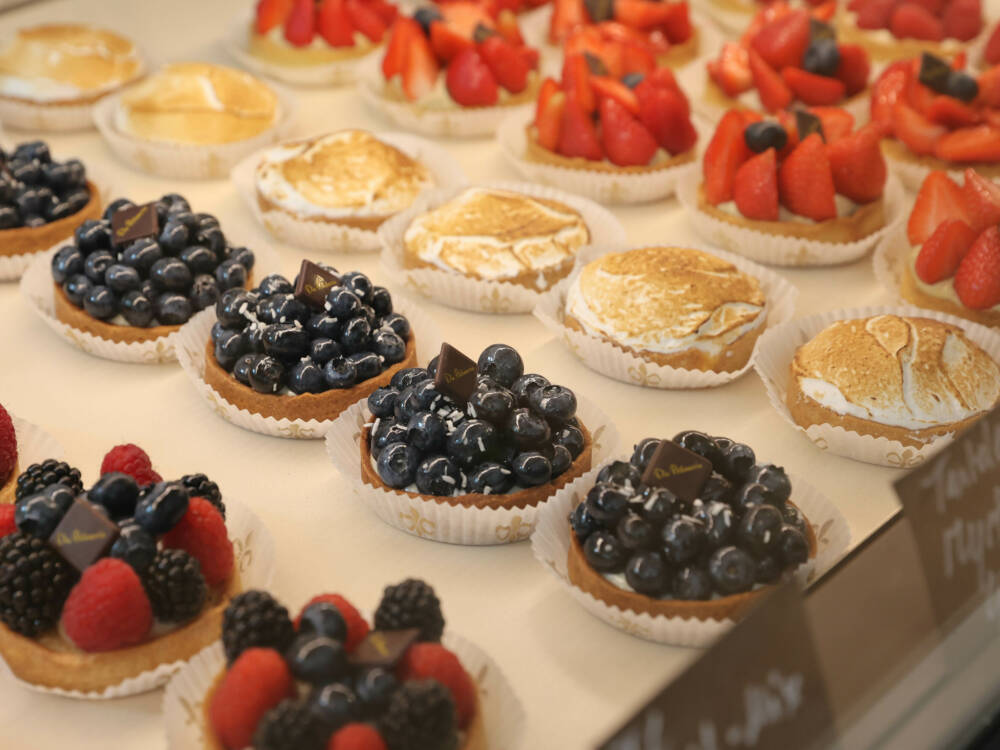 Süße Törtchen, so weit das Auge reicht. Die Patisserie in Hamburg-Ottensen ist ein Traum für alle, die es süß mögen / ©Melanie Dreyssee