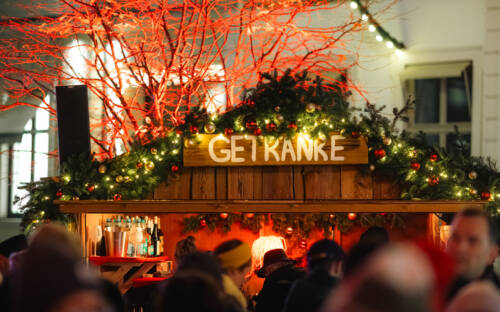 Auf ein oder zwei Glühwein nach Feierabend: Der Hüttenzauber lockt mit gemütlichem Ambiente in der Innenstadt / ©Kommunikationshafen Hamburg 