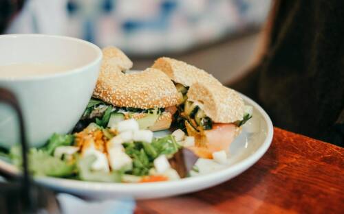 Im Pop-up Big Boy Bagles gibt es Bagels und Kaffee / ©Unsplash/Massimo Rinaldi