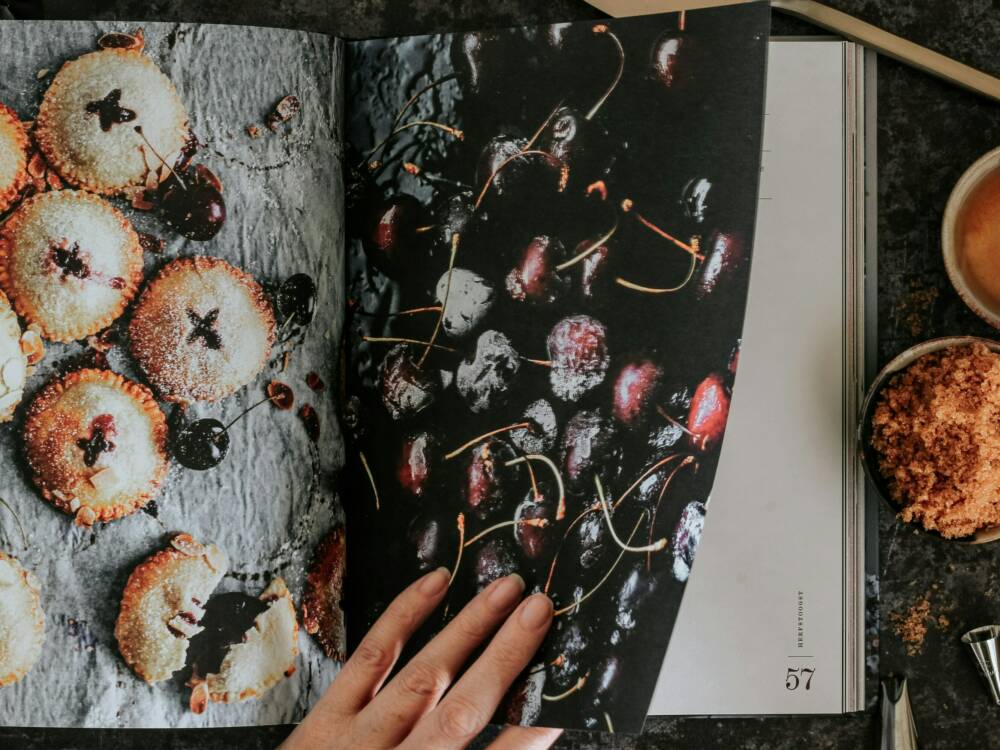 Kochbücher sind nicht nur zum Schmökern da, sondern machen Lust aufs  Nachkochen! / ©Unsplash