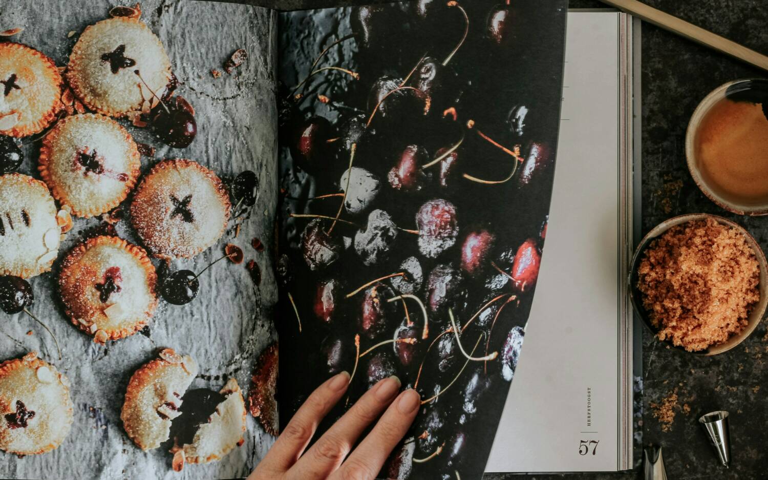 Kochbücher sind nicht nur zum Schmökern da, sondern machen Lust aufs  Nachkochen! / ©Unsplash