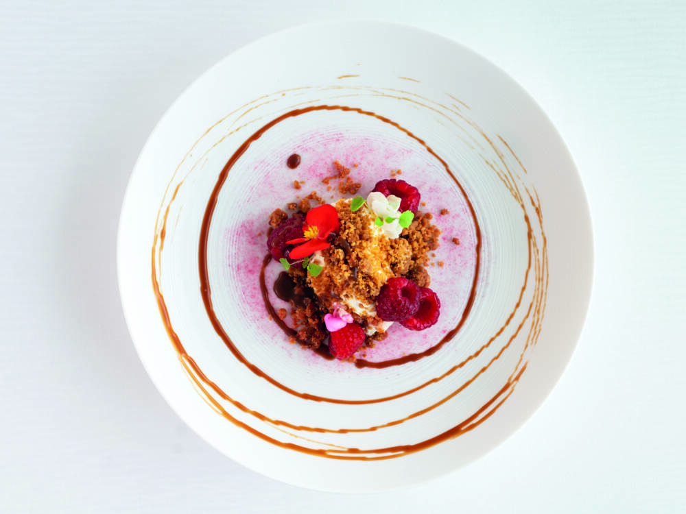 New York Cheesecake-Creme mit Butterkekscrumble und frischen Himbeeren aus dem Lakeside / ©Marco D'Andrea THE FONTENAY Hamburg
