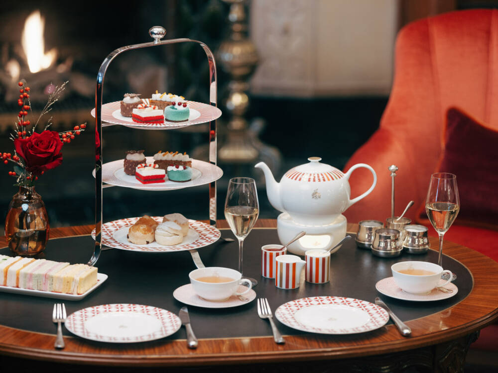 Weihnachtliche Tea Time: Im Vier Jahreszeiten werden Scones, Sandwiches und Tee  jetzt mit neuem Dibbern-Porzellan serviert / © Max Ahrens