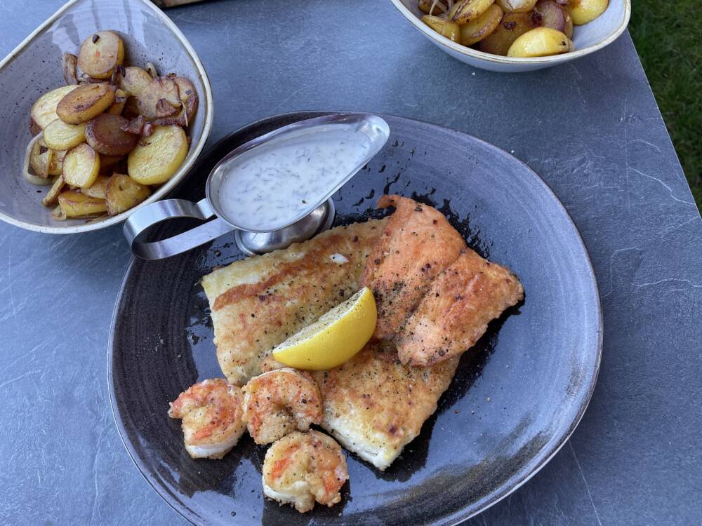 Fisch meets Fleisch – aber die Bratkartoffeln sind der eigentliche Star / ©Genuss-Guide 