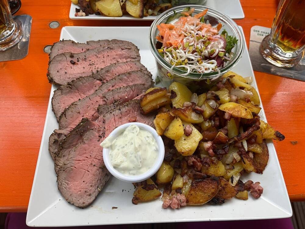 Gutbürgerliche Küche in uriger, gemütlicher Atmosphäre gibt’s im Feldstern in der Schanze / ©Michael Hein
