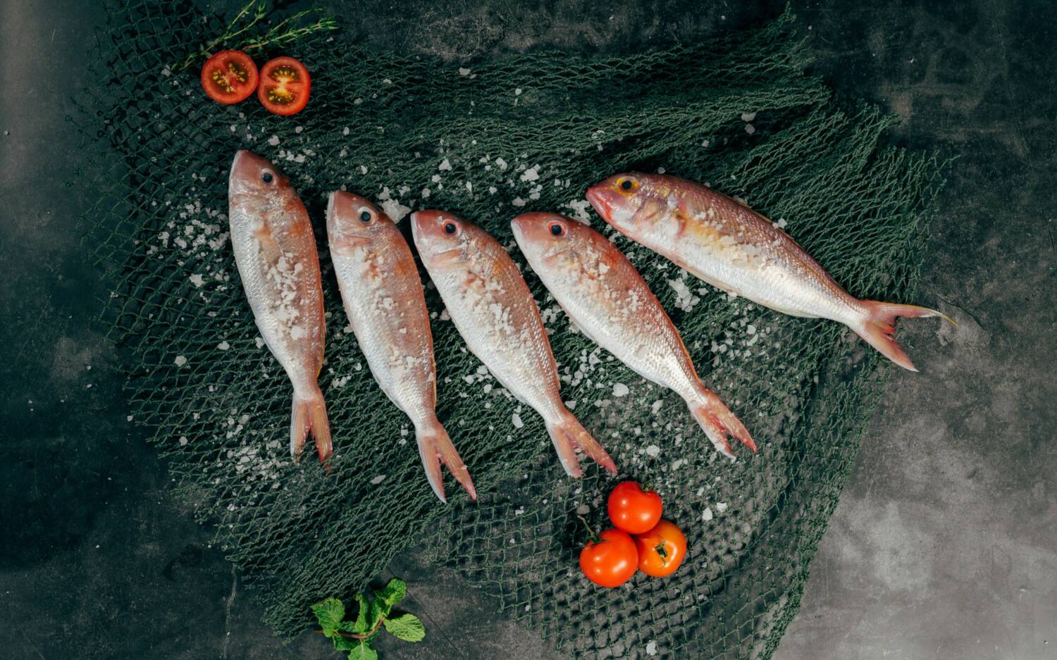 Hier in der Bramfelder Chaussee werden Dorade, Barsch, Forelle und Co zur Perfektion gegrillt! / ©Unsplash/ Harris Vo