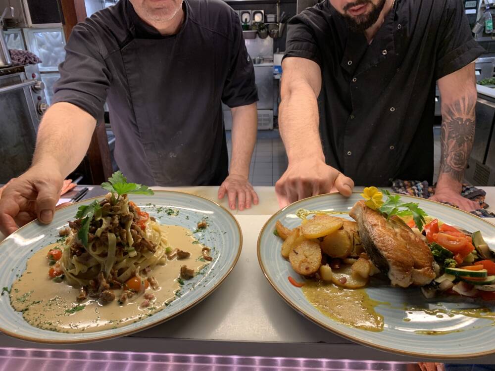 Mediterrane trifft auf deutsche Heimatküche: Die Karte in Karsten Döring’s Waldrestaurant ist vielfältig / ©Karsten Döring’s Waldrestaurant