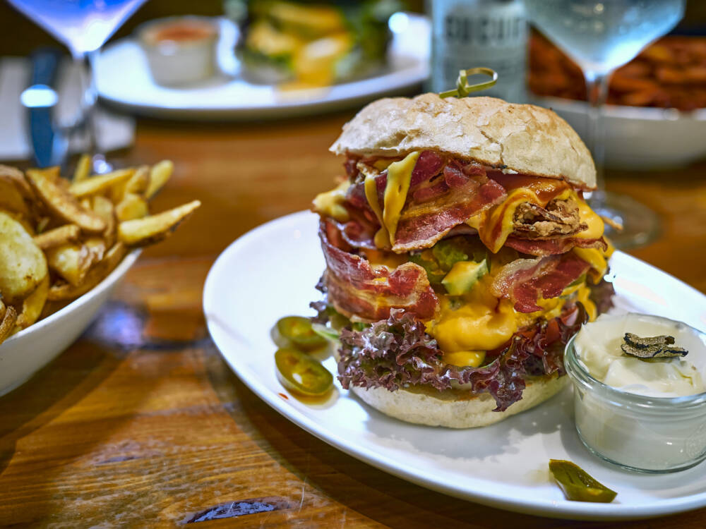 Üppig belegte Burger mit nachhaltigem Fleisch gibt’s im Edelsatt / ©Marc Sill