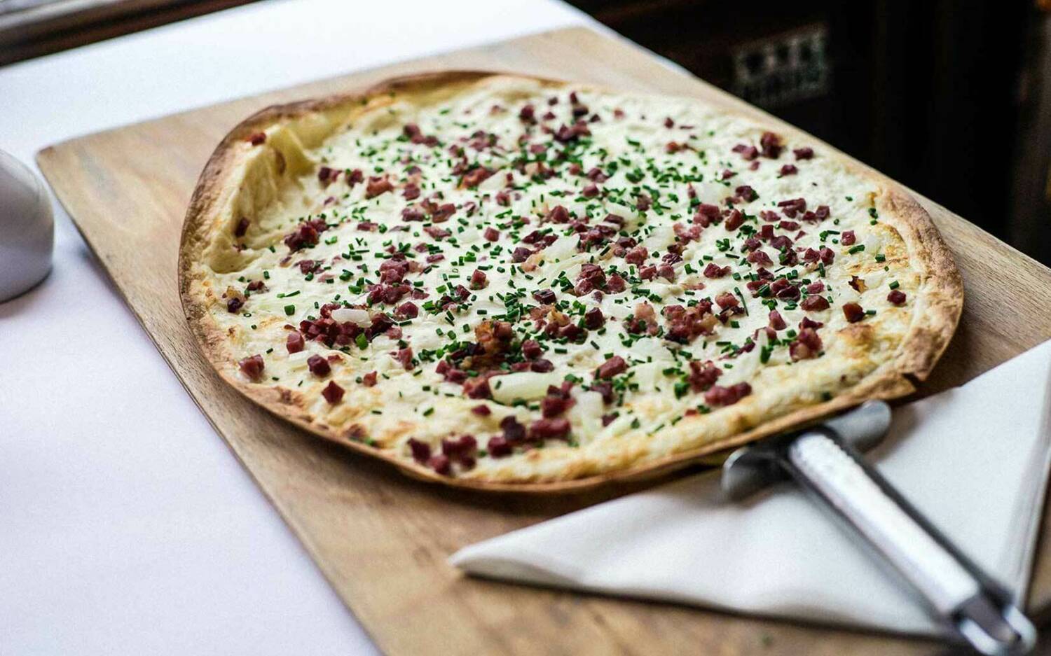 Auf ihn ist neben der pfälzischen Küche im Hatari immer Verlass: Elsässer Flammkuchen / ©Hatari