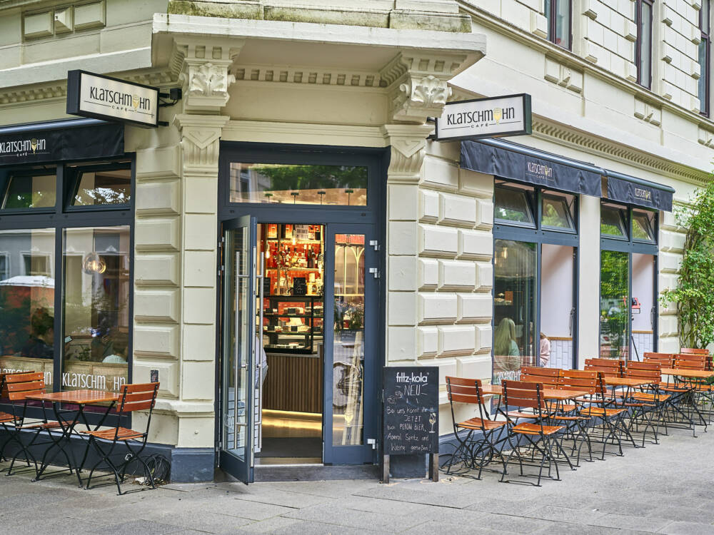 Der Außenbereich des Café Klatschmohn in Ottensen / ©Marc Sill