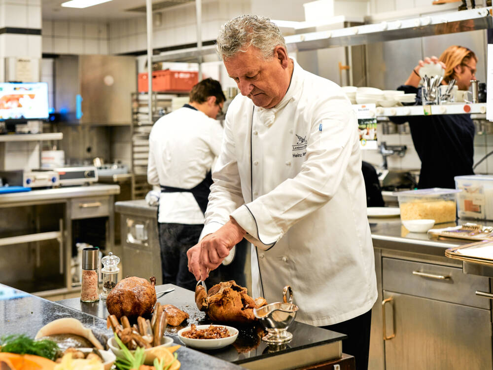 Der Chef des Landhauses Scherrer in Othmarschen bei der Arbeit / ©Marc Sill
