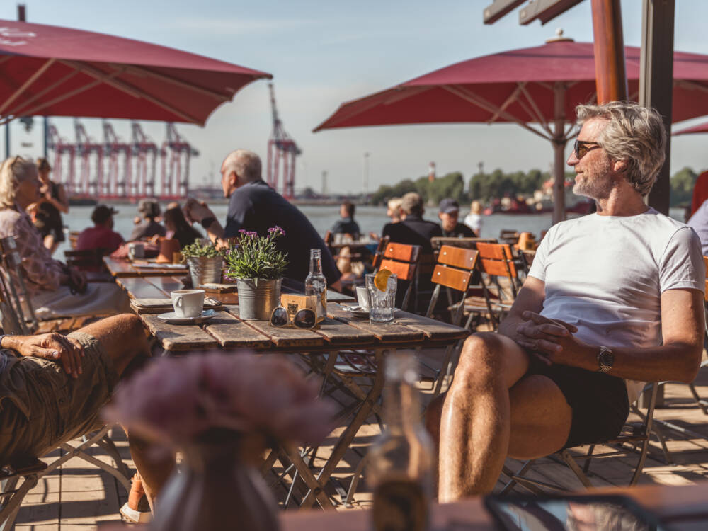 Füße im Sand, Burger auf dem Tisch und der schönste Ausblick der Stadt: die Strandperle in Övelgönne / ©Alex Bunge