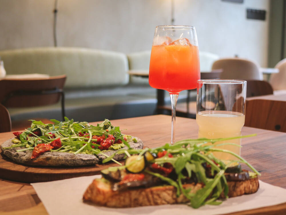Schwarze Pinsa, knusprige Crostone und erfrischende Drinks bei La Paninoteca / ©Svea Abraham