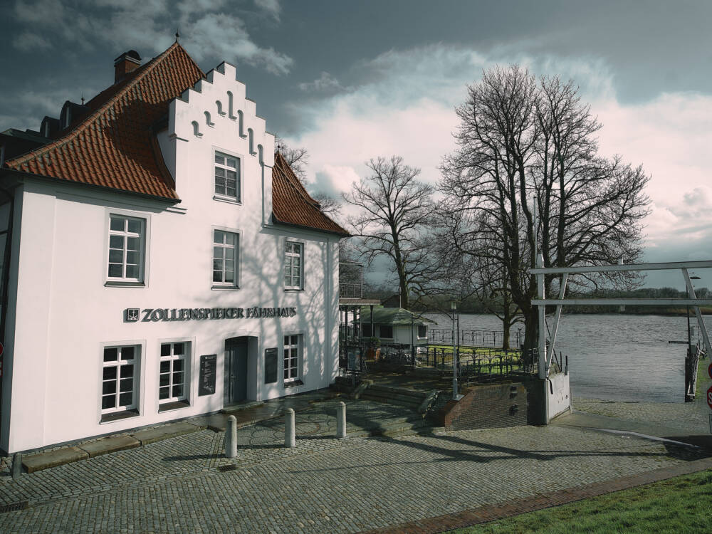 Something old, something new, something blue – Zollenspieker Elb-Brasserie in Kirchwerder / ©Marc Sill