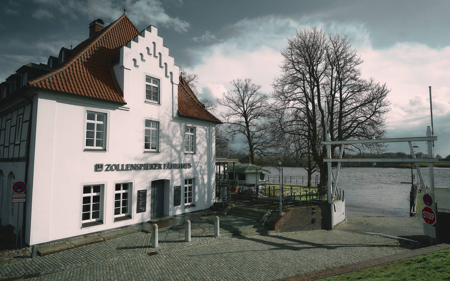 Something old, something new, something blue – Zollenspieker Elb-Brasserie in Kirchwerder / ©Marc Sill