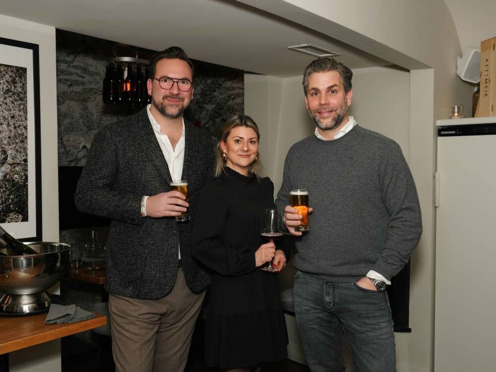 Tim Lang, Betriebsleiterin Jessica Metz und Hannes Schröder feiern gemeinsam zehn Jahre Küchenfreunde im Lehmweg / ©Lanskaya Photography